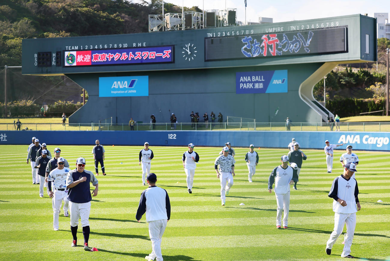 キャンプ初日をスタートしたヤクルト村上（前列左端）ら（撮影・足立雅史）