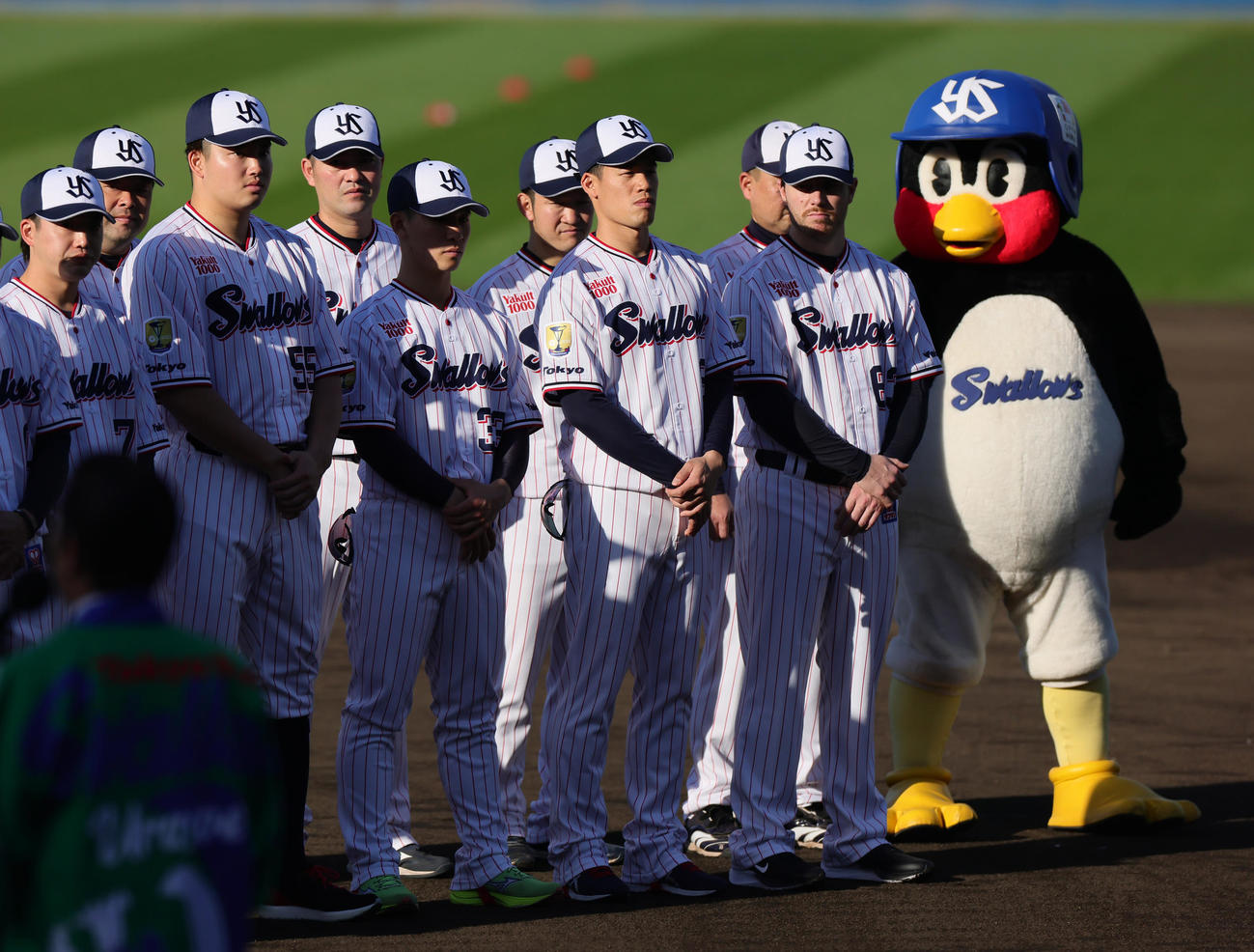 キャンプインし歓迎式に臨むヤクルト村上（左から3人目）ら。右端はつば九郎（撮影・足立雅史）
