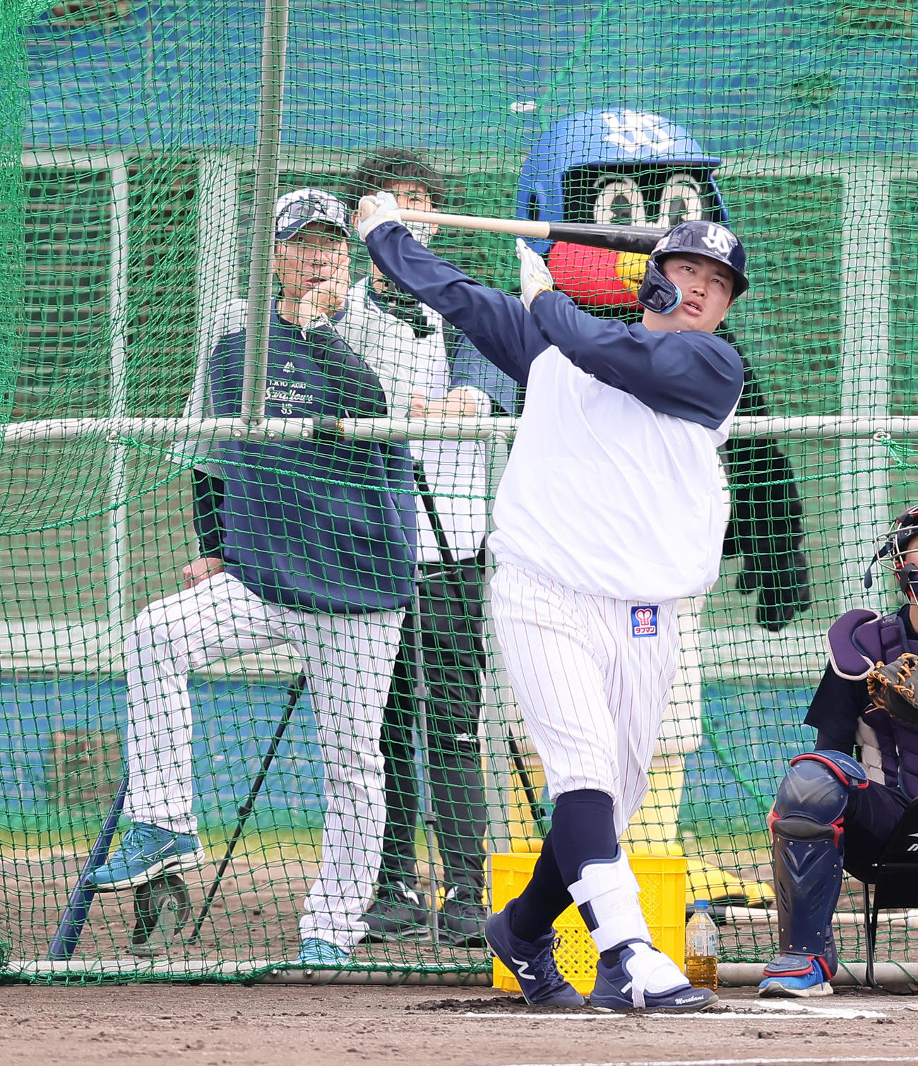 ヤクルト高津監督（左）が見つめる中、打撃練習する村上（撮影・足立雅史）