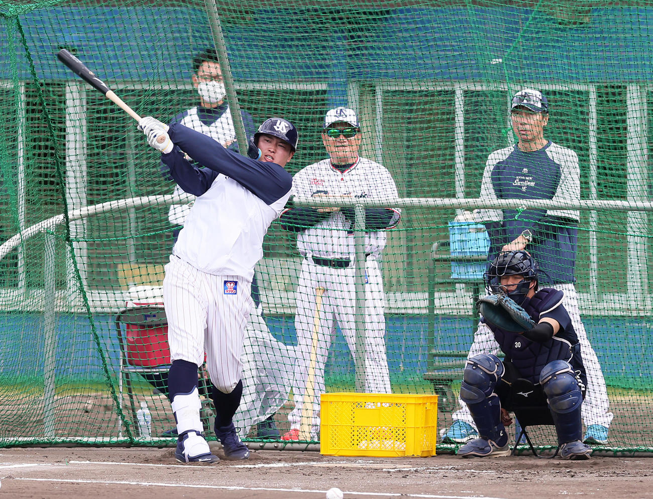 ヤクルト高津監督（後方右）、杉村コーチ（同左）が見つめる中、打撃練習する村上（撮影・足立雅史）