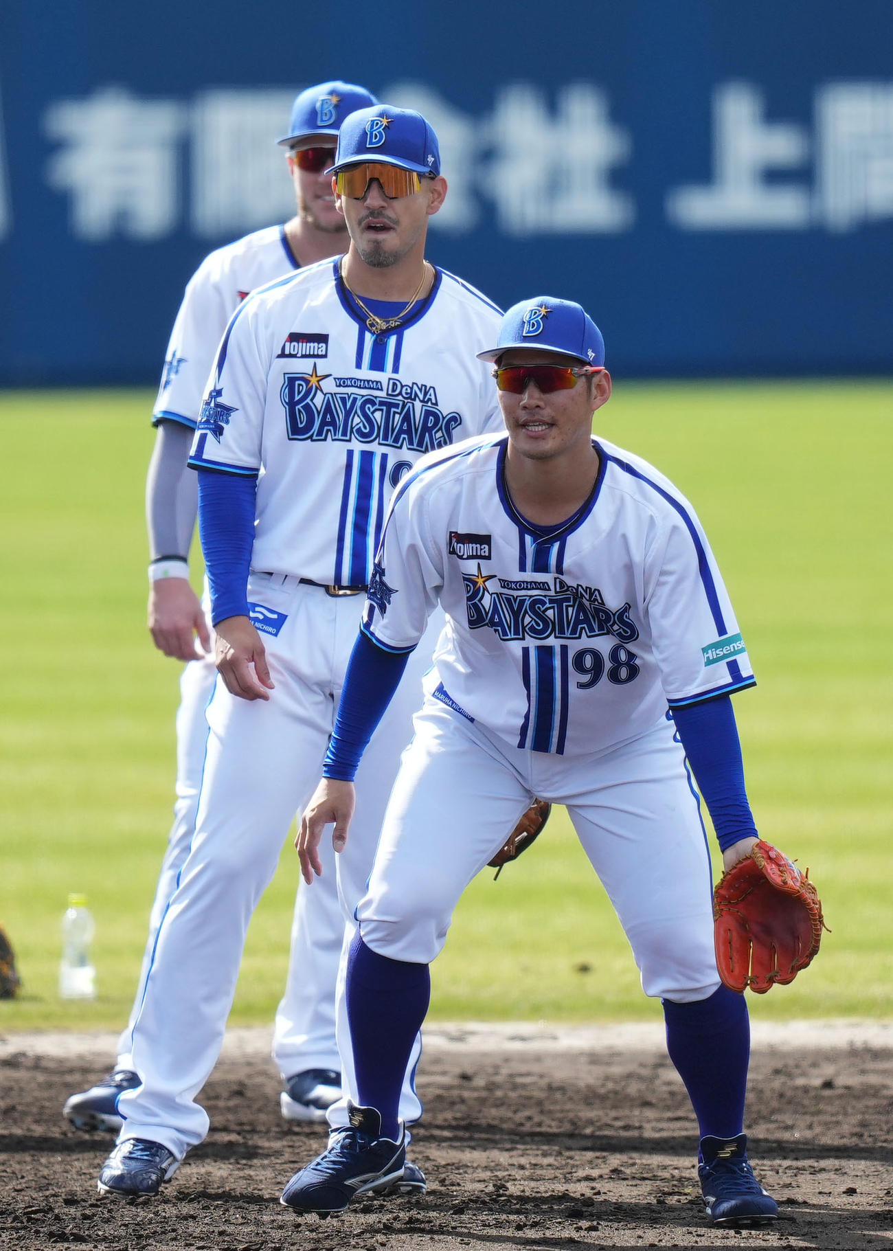 ノックを受けるDeNA京田（右）（撮影・横山健太）