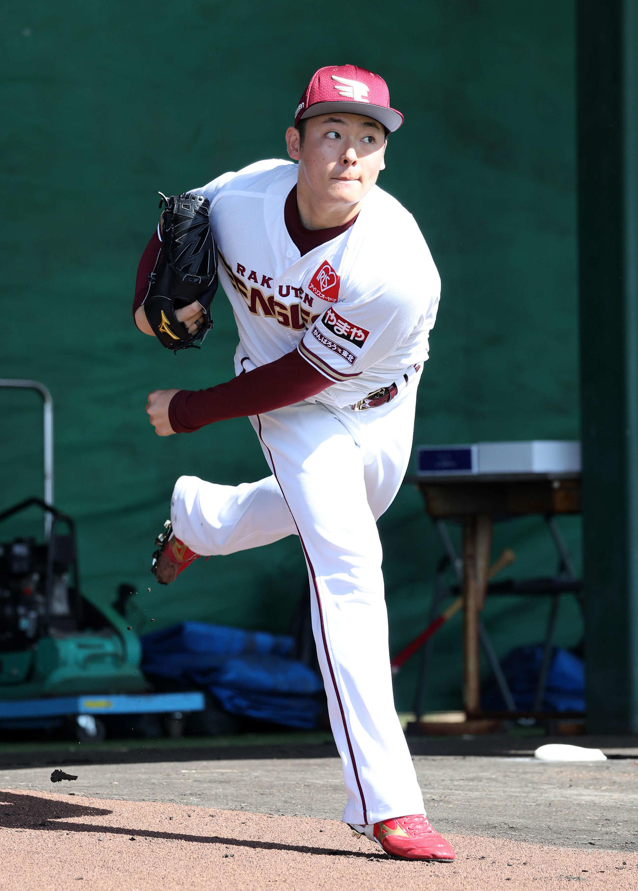 ブルペンで投球練習する楽天松井裕（撮影・鈴木正人）
