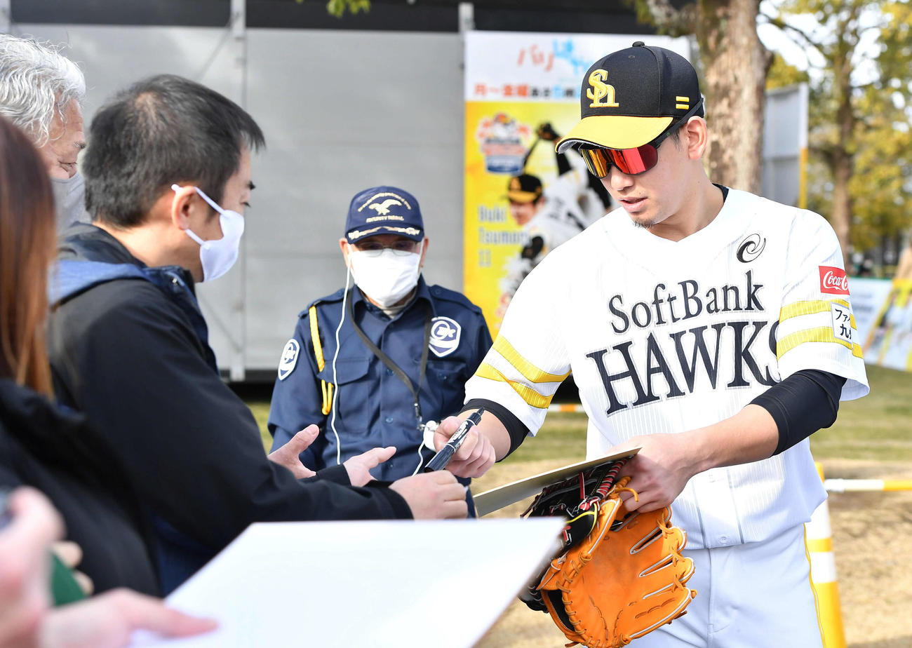 ファンサービスが再開され、サインに応じる栗原（撮影・岩下翔太）