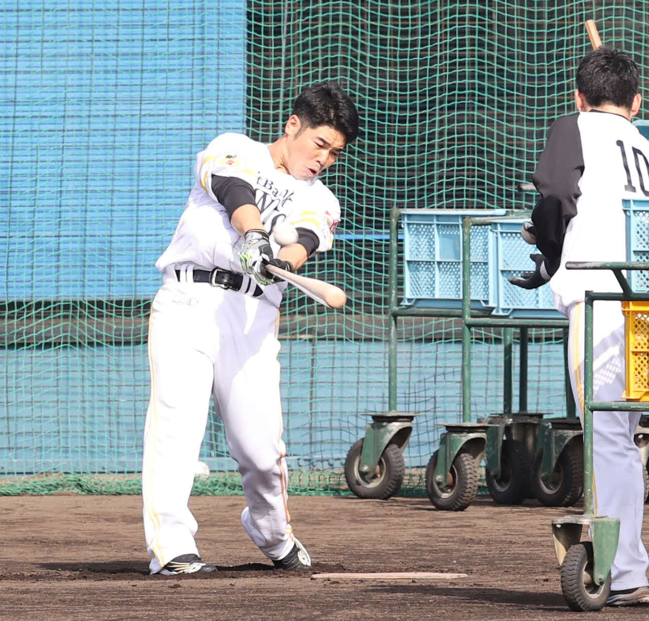 打撃練習を行う近藤（撮影・梅根麻紀）