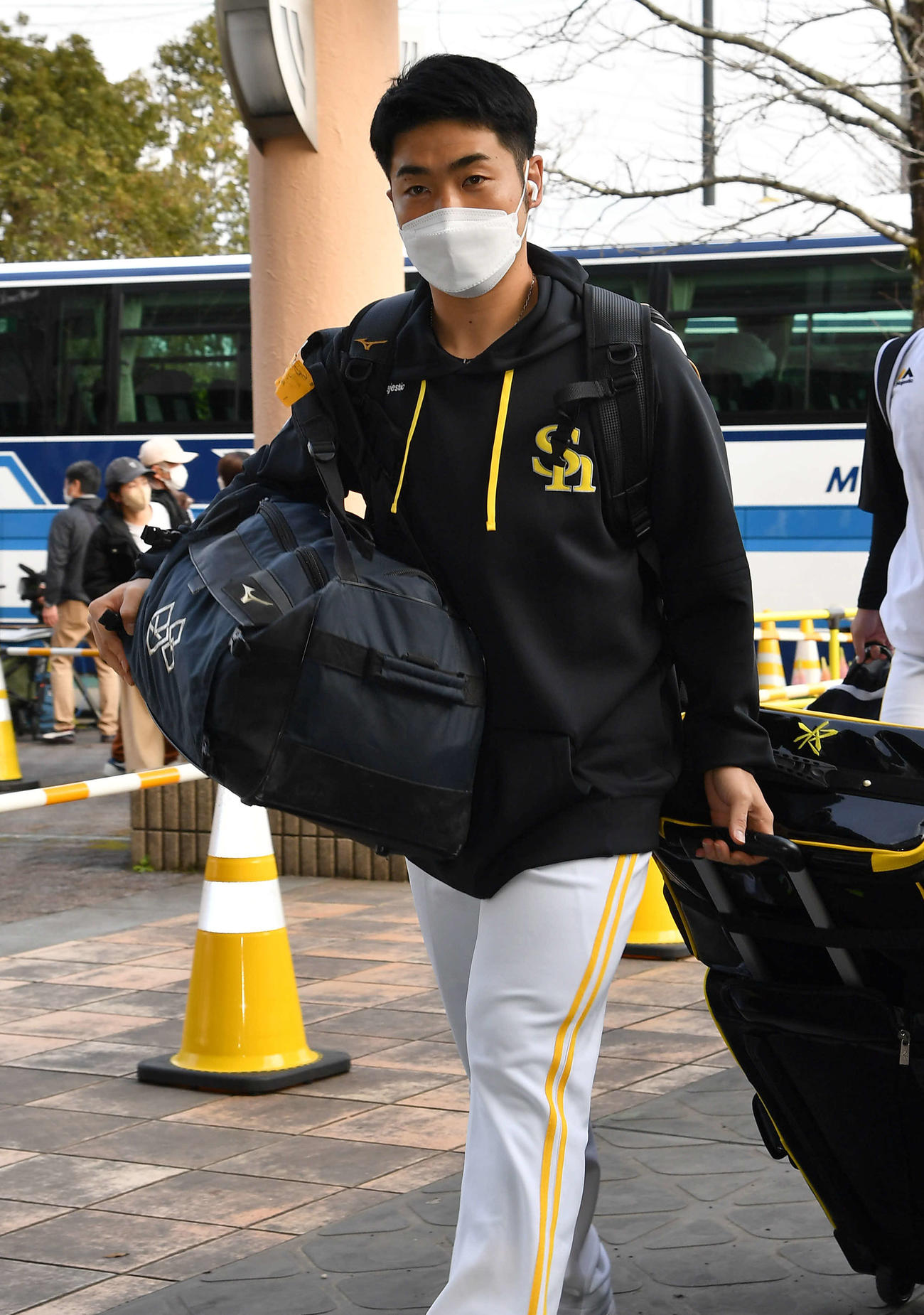 球場入りする近藤（撮影・岩下翔太）