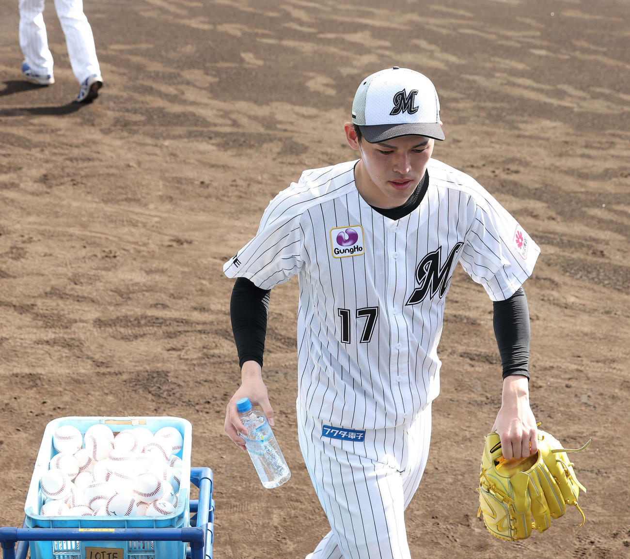 キャッチボールを終えるロッテ佐々木朗（撮影・河田真司）