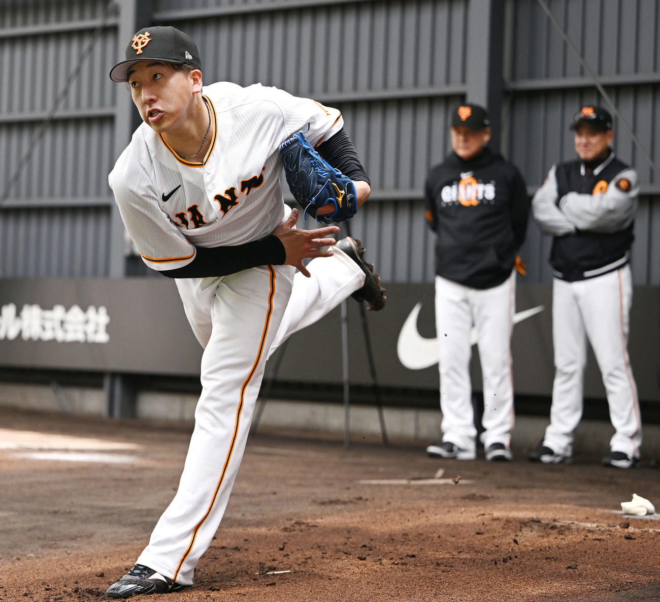 ブルペンで投球練習する巨人大勢。右は原監督（撮影・滝沢徹郎）