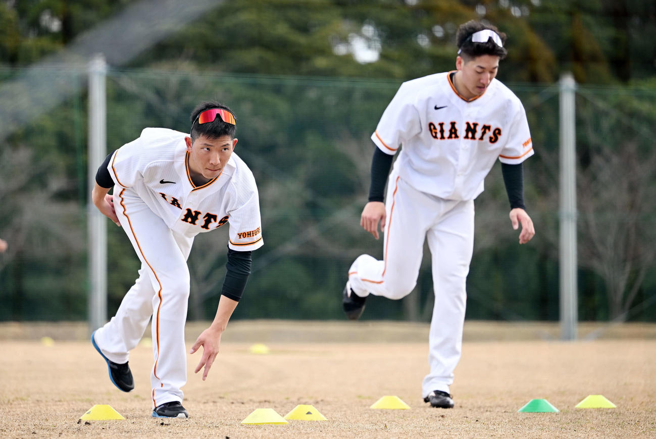 トレーニングに励む巨人戸郷（左）と大勢（撮影・滝沢徹郎）