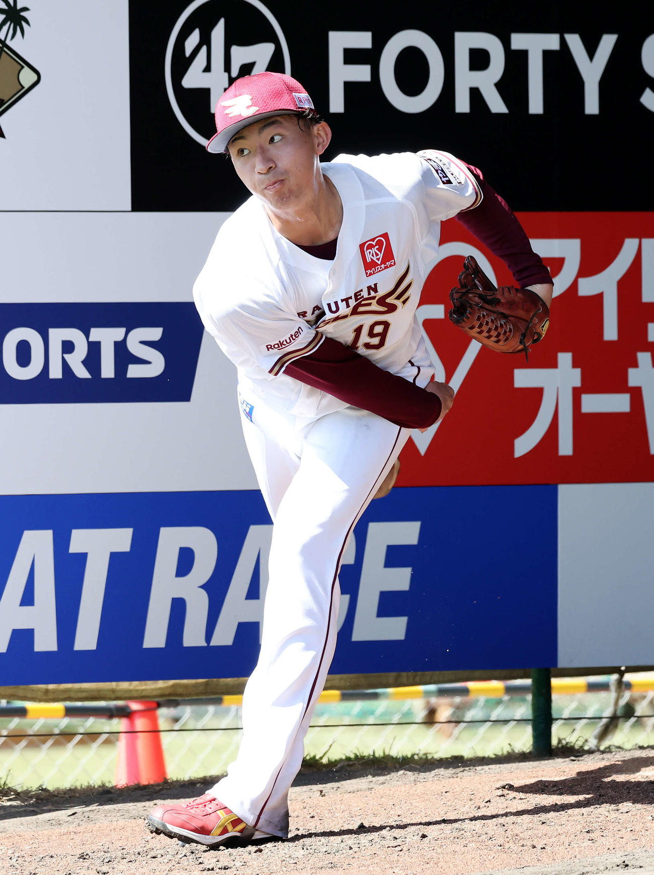 ブルペンで投球練習する楽天荘司（撮影・鈴木正人）