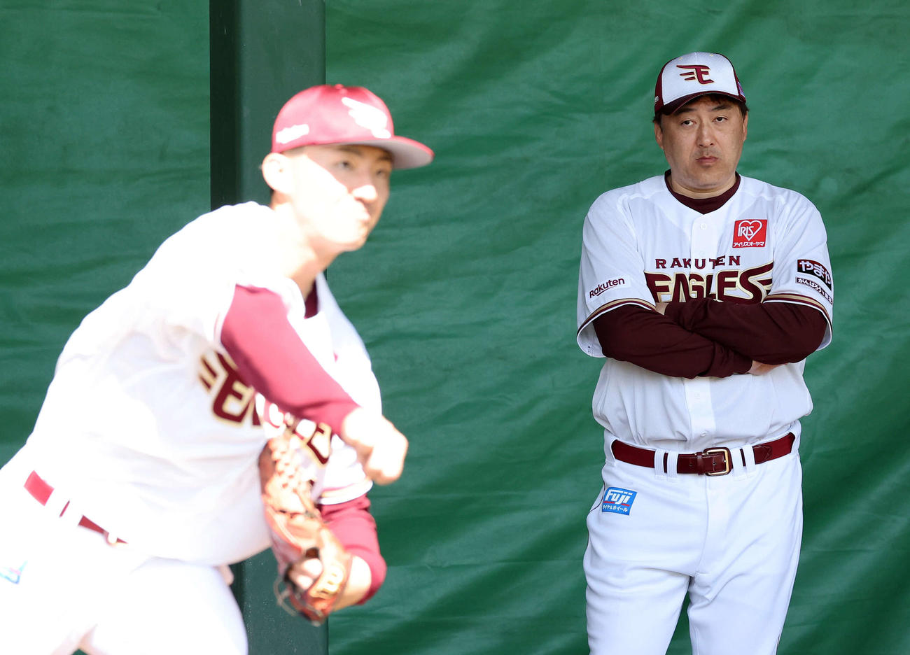 楽天荘司（左）の投球練習を見守る石井監督（撮影・鈴木正人）
