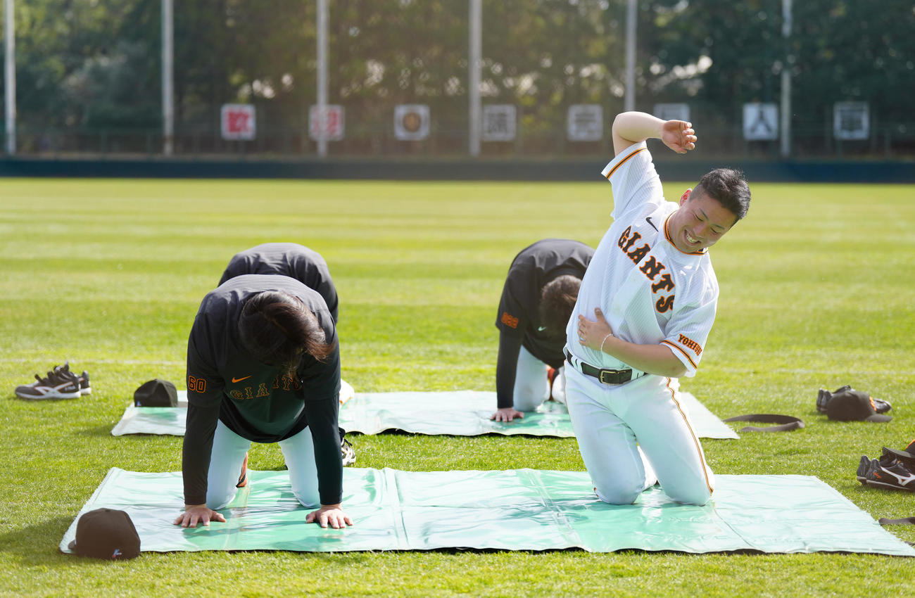 練習でピラティスを行うも、脇腹付近がつった巨人浅野（手前右）（撮影・江口和貴）