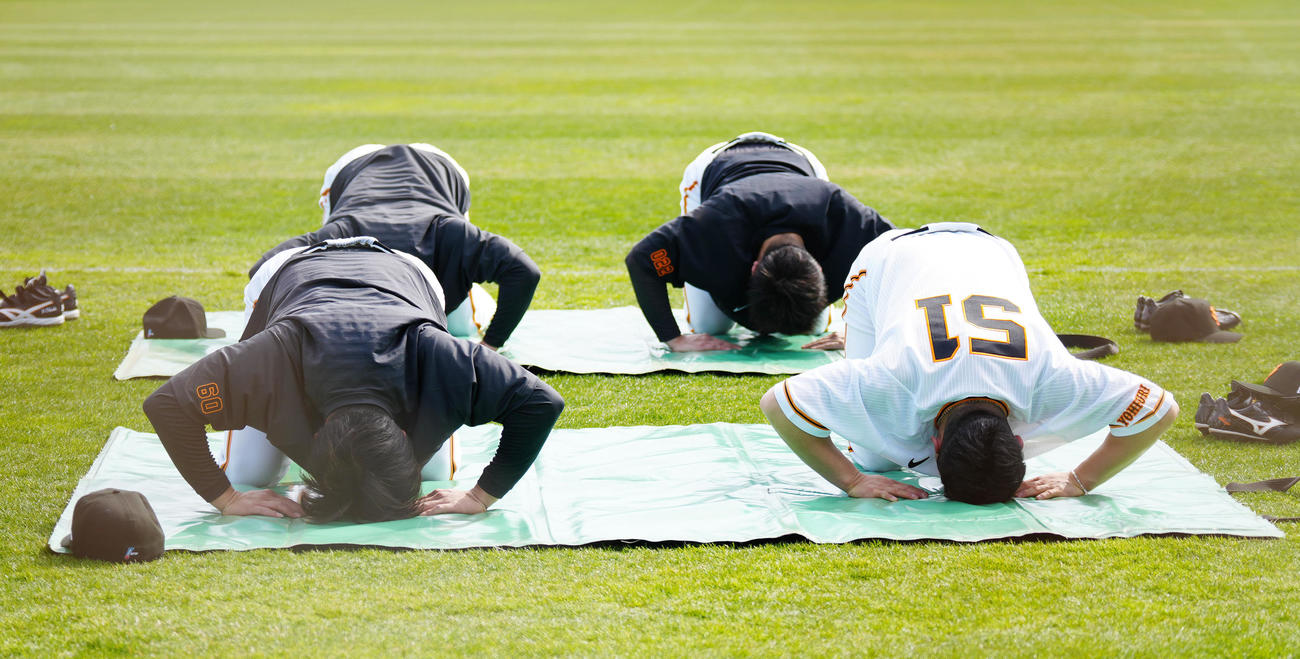 練習中、巨人浅野（手前右）らが土下座！？ピラティスを行う選手たちでした（撮影・江口和貴）