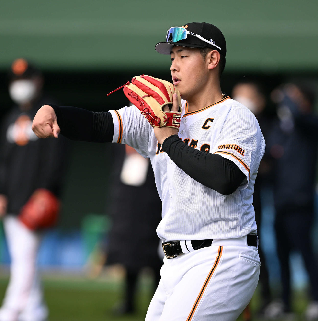 キャッチボールする巨人岡本和（撮影・滝沢徹郎）