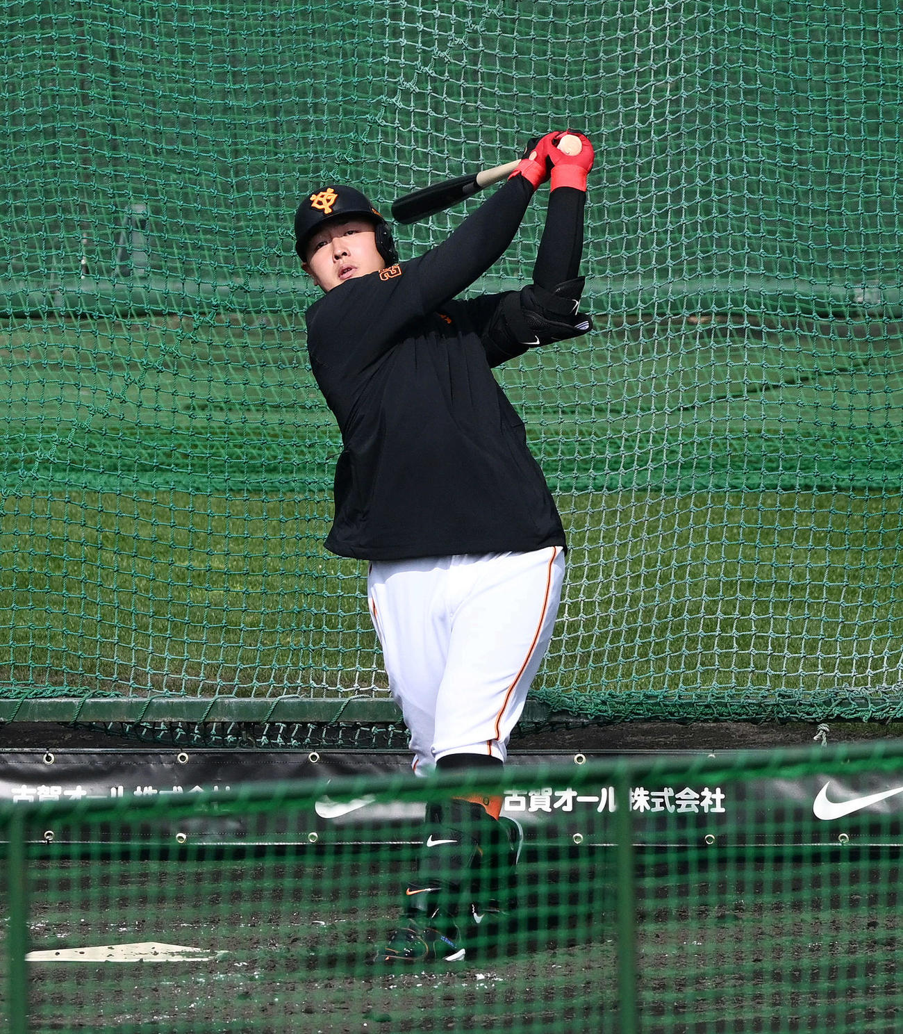 フリー打撃する巨人岡本和（撮影・滝沢徹郎）