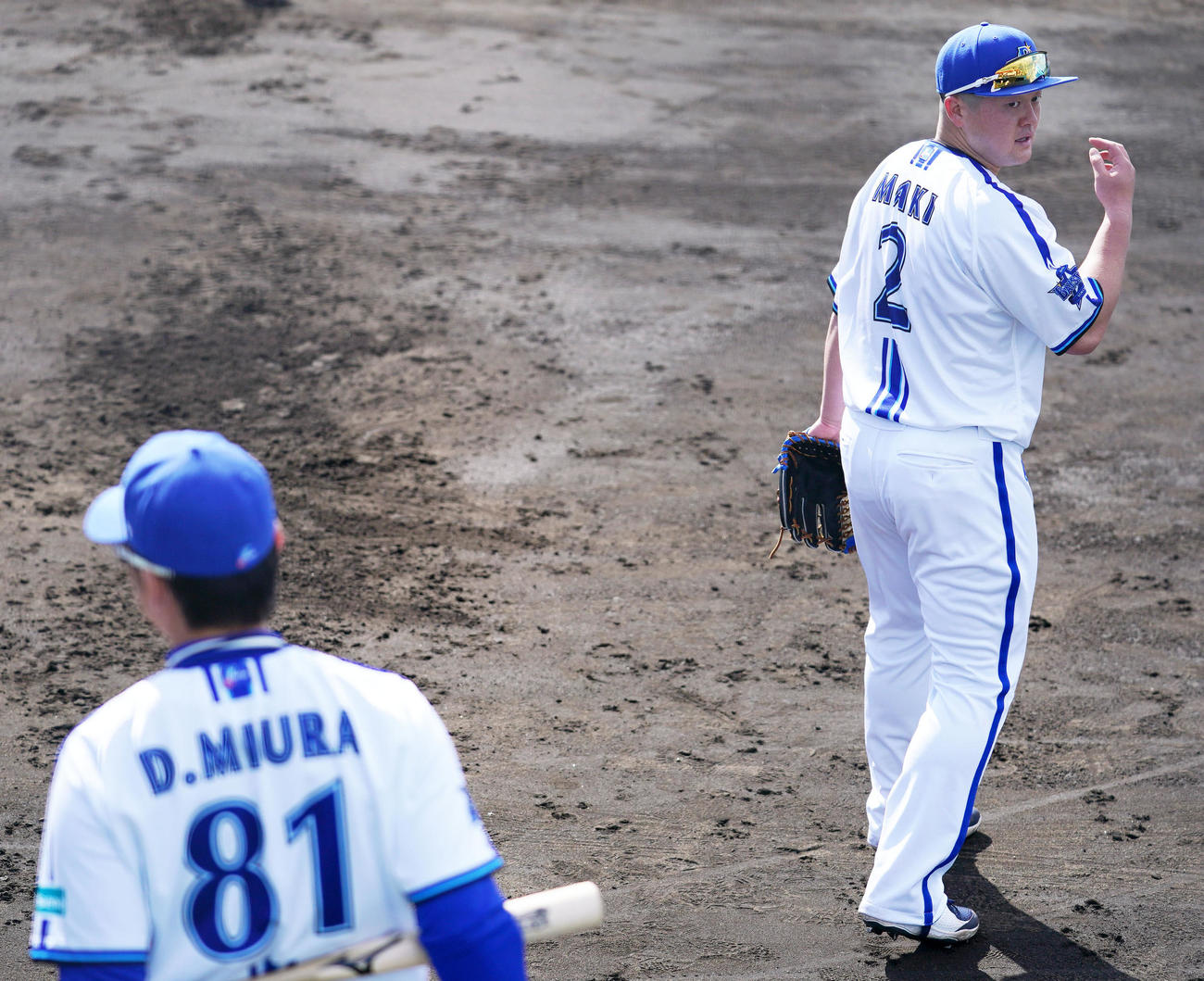 言葉を交わすDeNA牧（右）と三浦監督（撮影・横山健太）