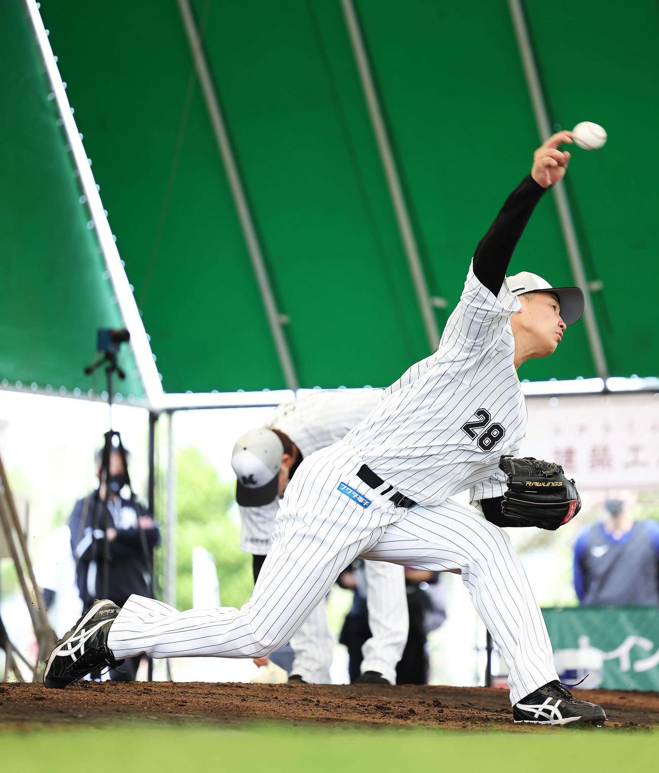 ブルペン投球するロッテ菊地（撮影・河田真司）