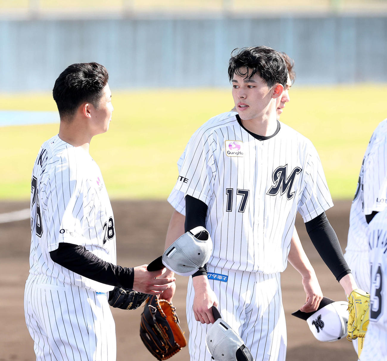 言葉を交わすロッテ菊地（左）と佐々木朗（撮影・河田真司）
