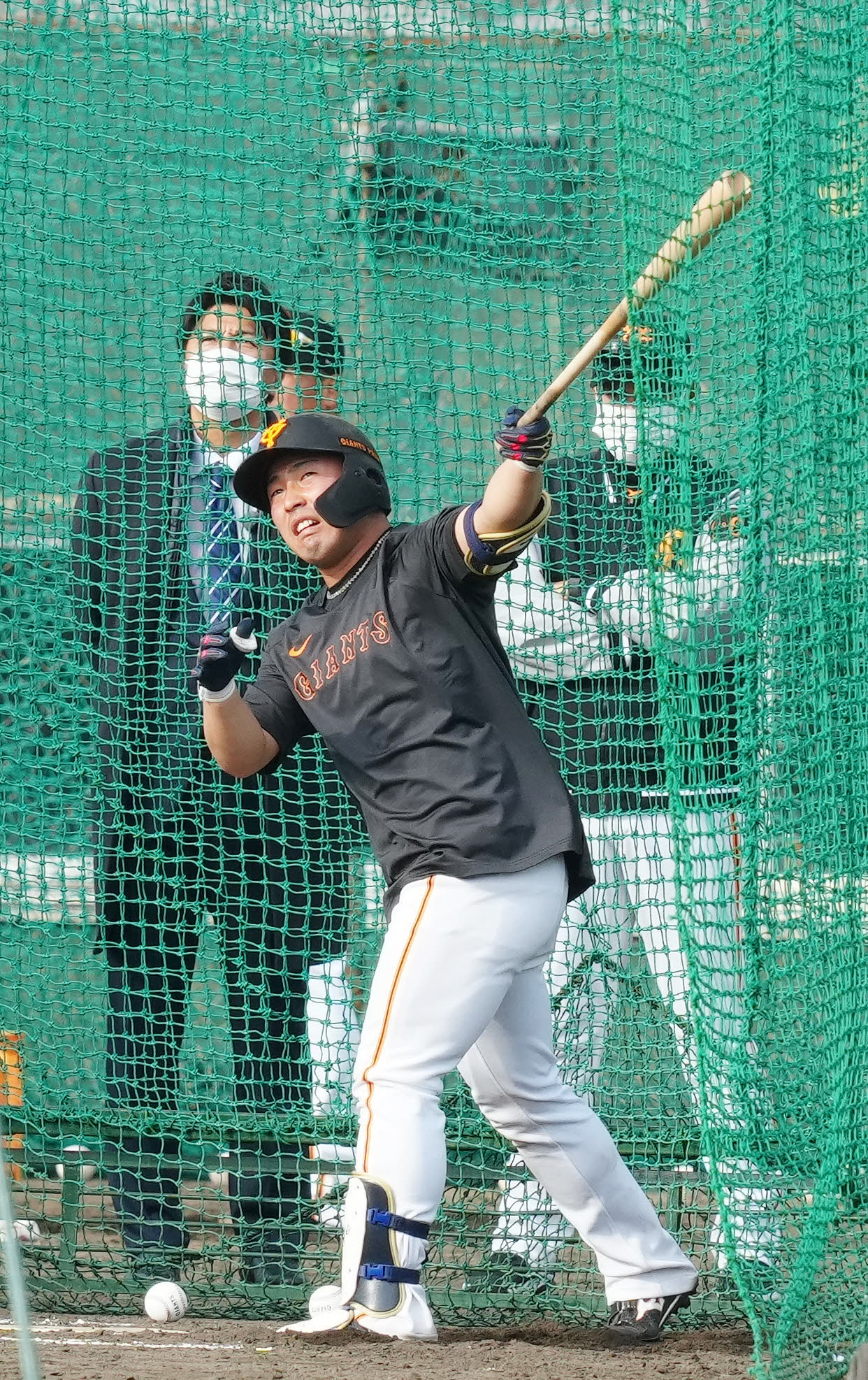 巨人原監督（後方右）が見守る中、打撃練習する浅野。同左は高橋氏（撮影・江口和貴）