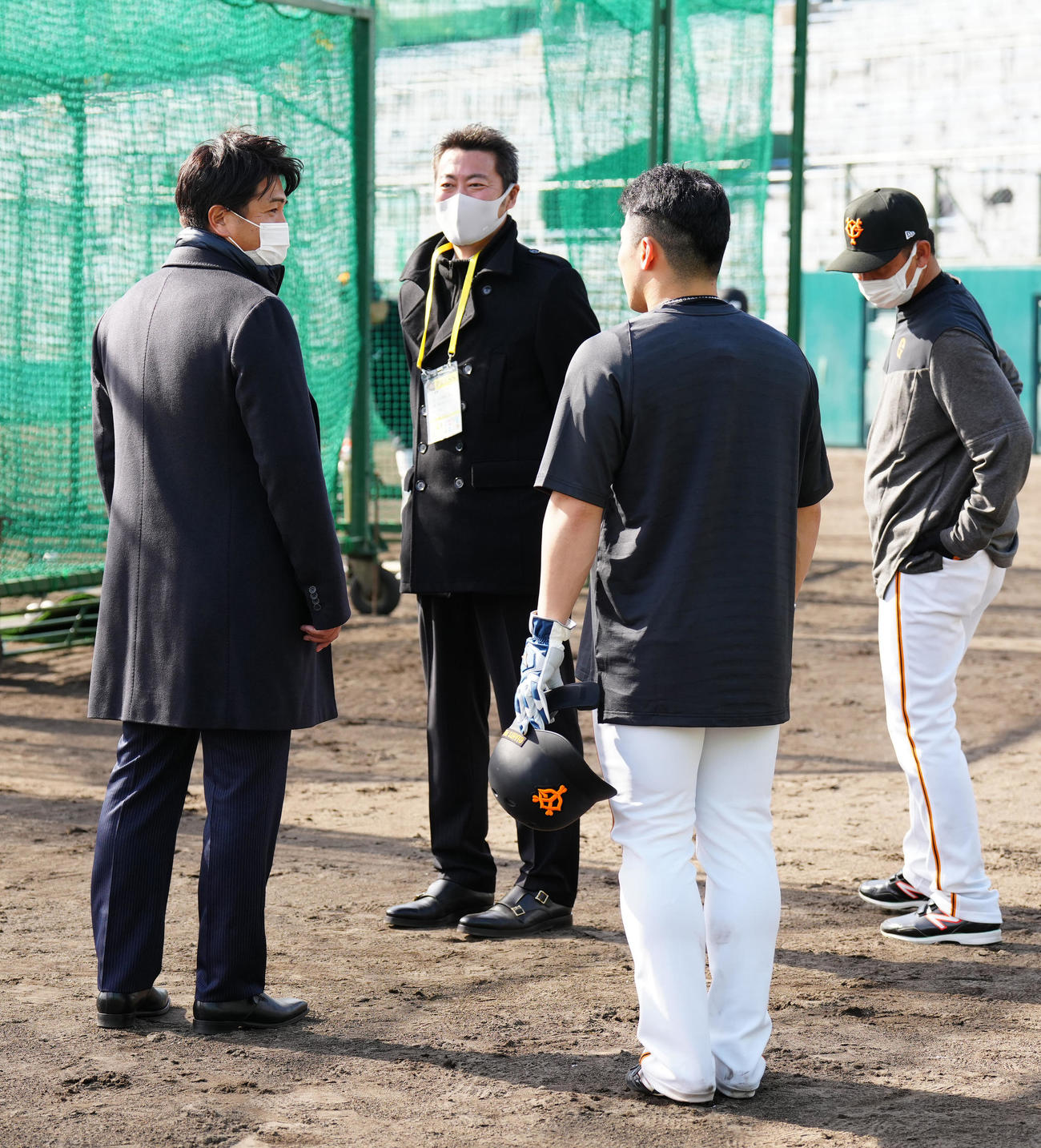 巨人浅野（中央右）からあいさつを受ける高橋氏（左）。中央左は上原氏（撮影・江口和貴）
