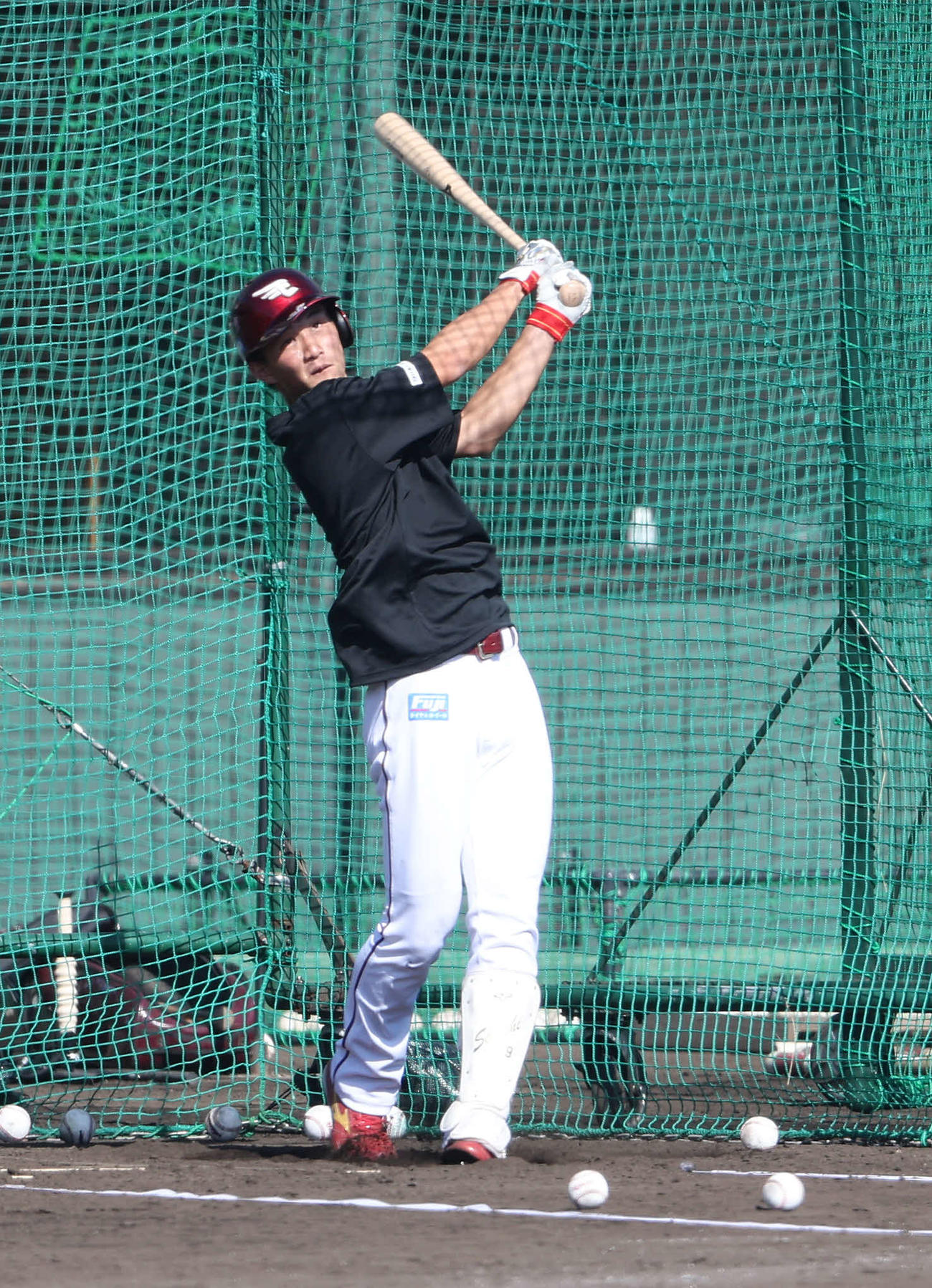 吉野は右方向への打球を確認しながらフォロースルー