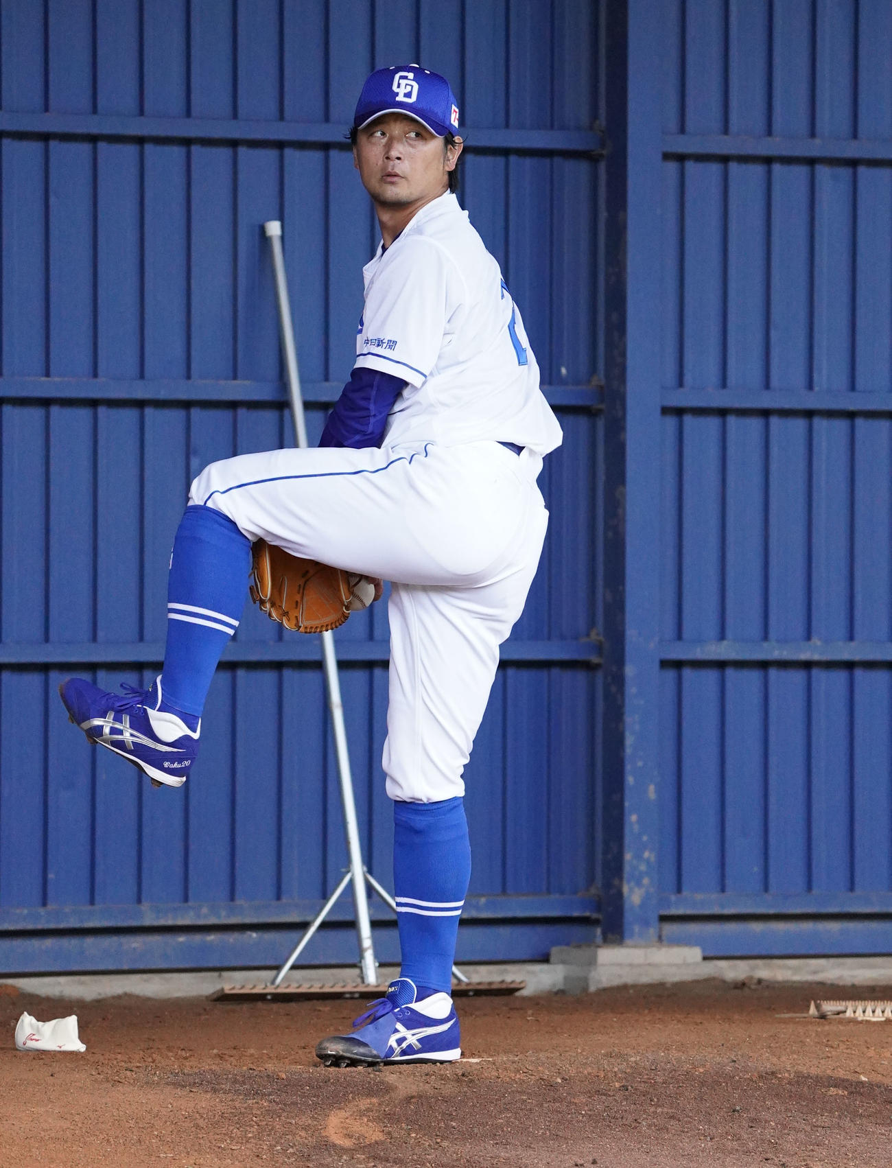 ブルペンで投球練習をする涌井（撮影・森本幸一）