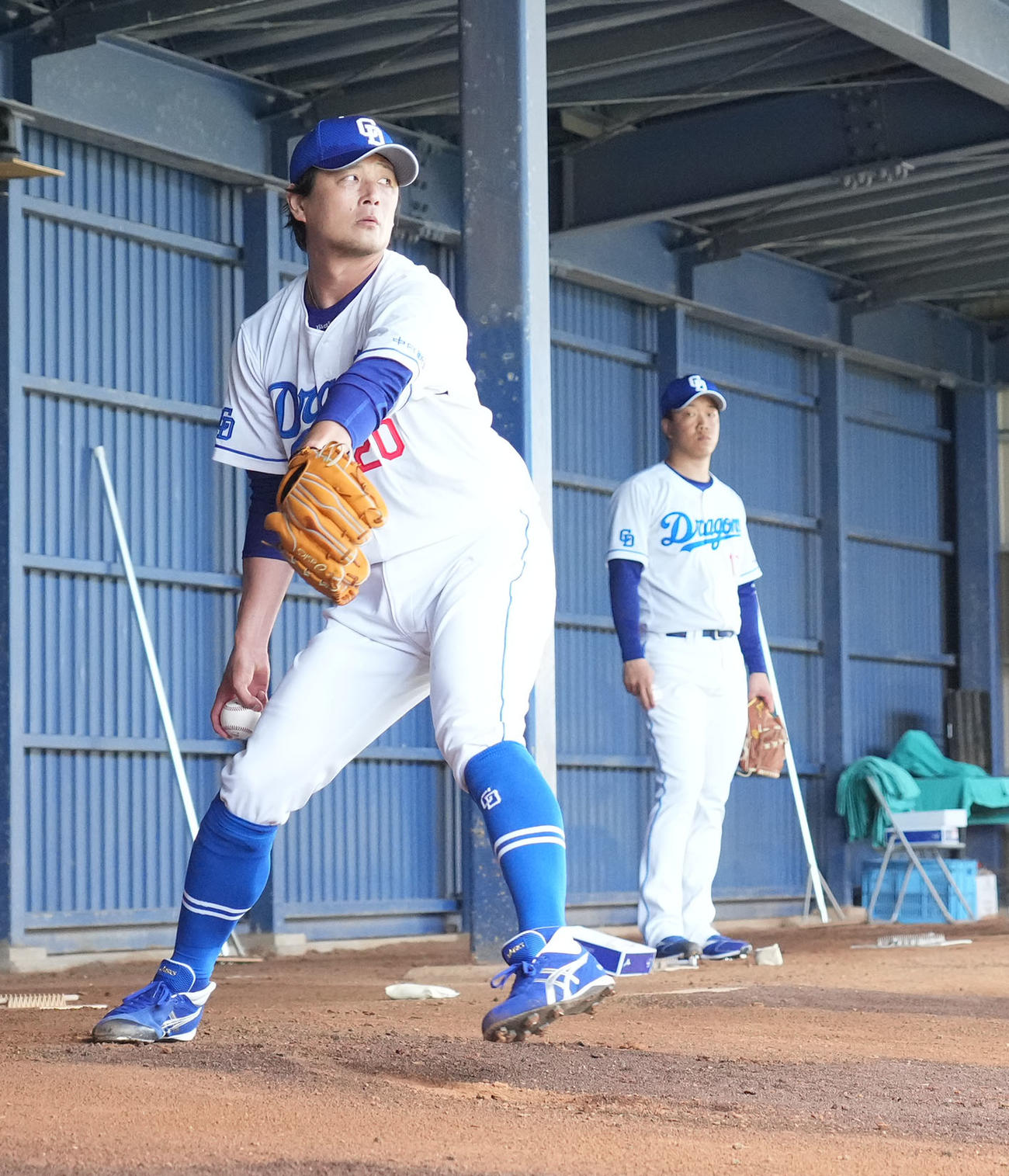 ブルペンで投球練習をする涌井（左）右奥は柳（撮影・森本幸一）