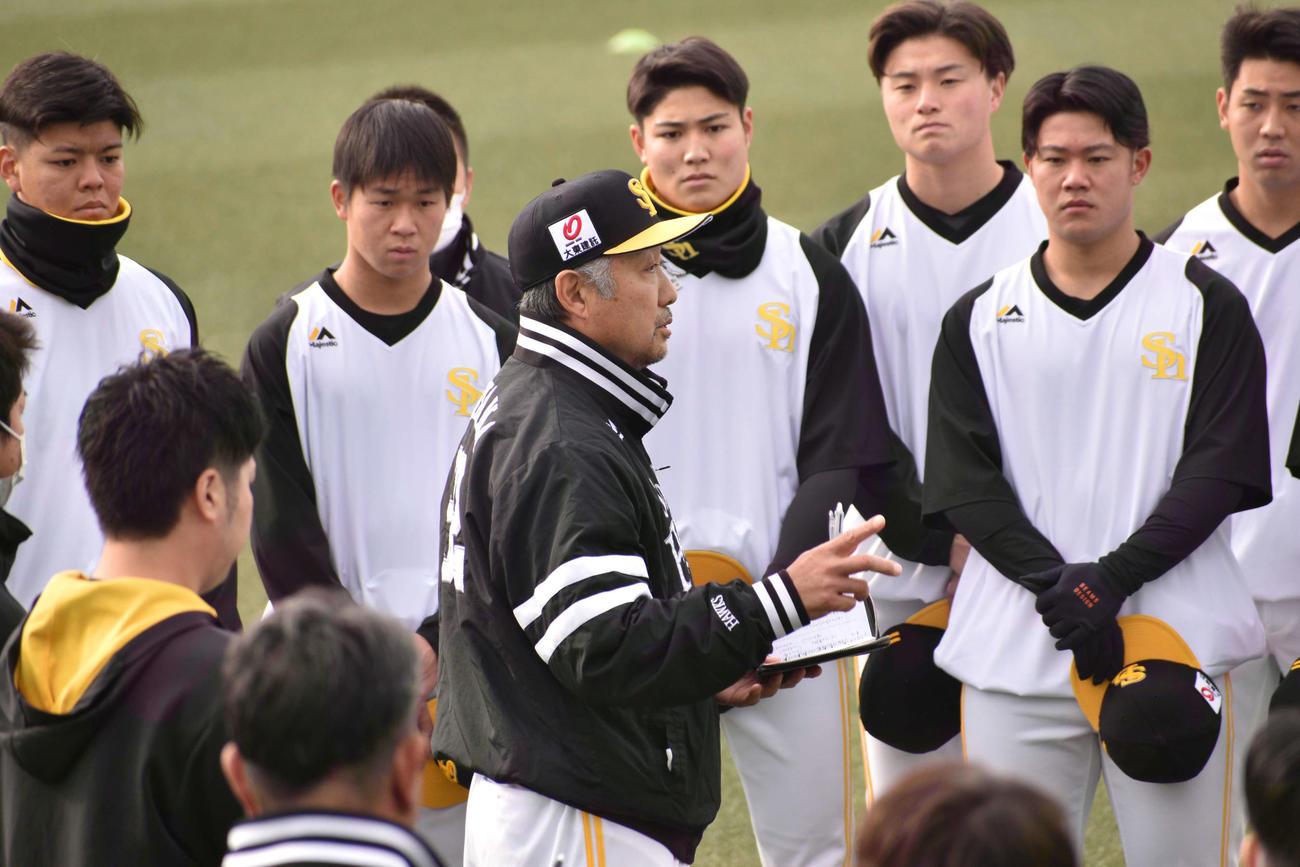 ナインに訓示するソフトバンク森山3軍監督（撮影・只松憲）