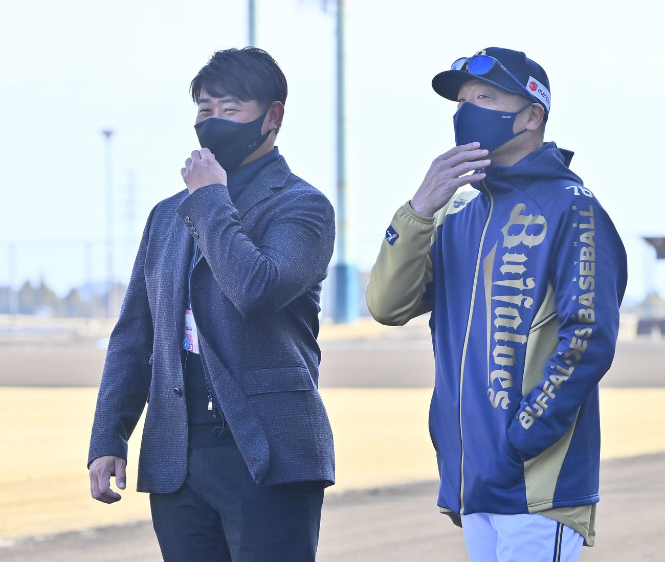 キャンプを視察する松坂氏（左）と笑顔で話すオリックス中嶋監督（撮影・和賀正仁）