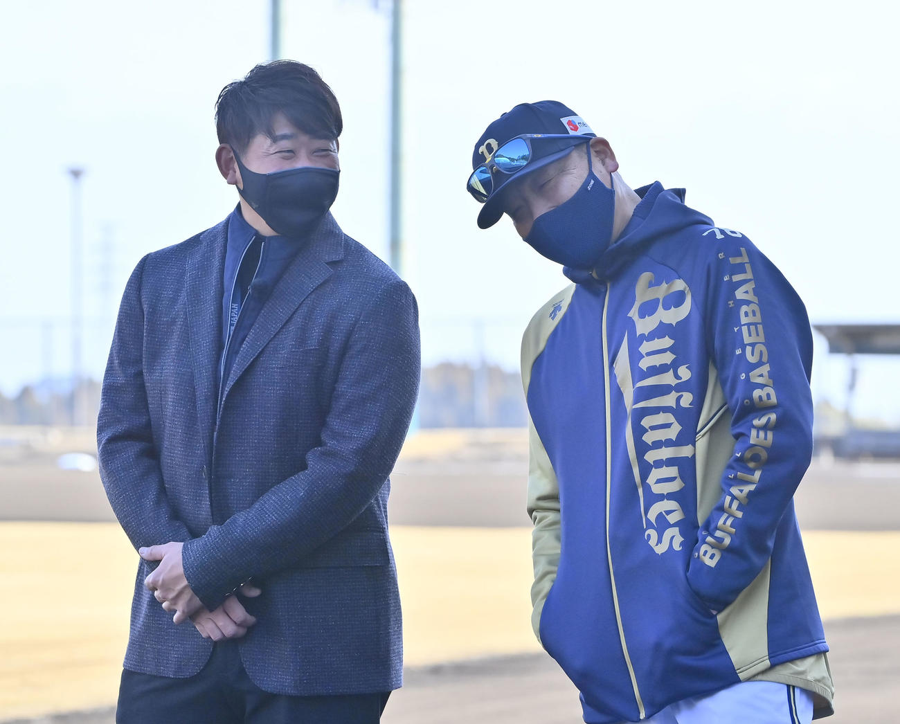 キャンプを視察する松坂氏（左）と笑顔で話すオリックス中嶋監督（撮影・和賀正仁）