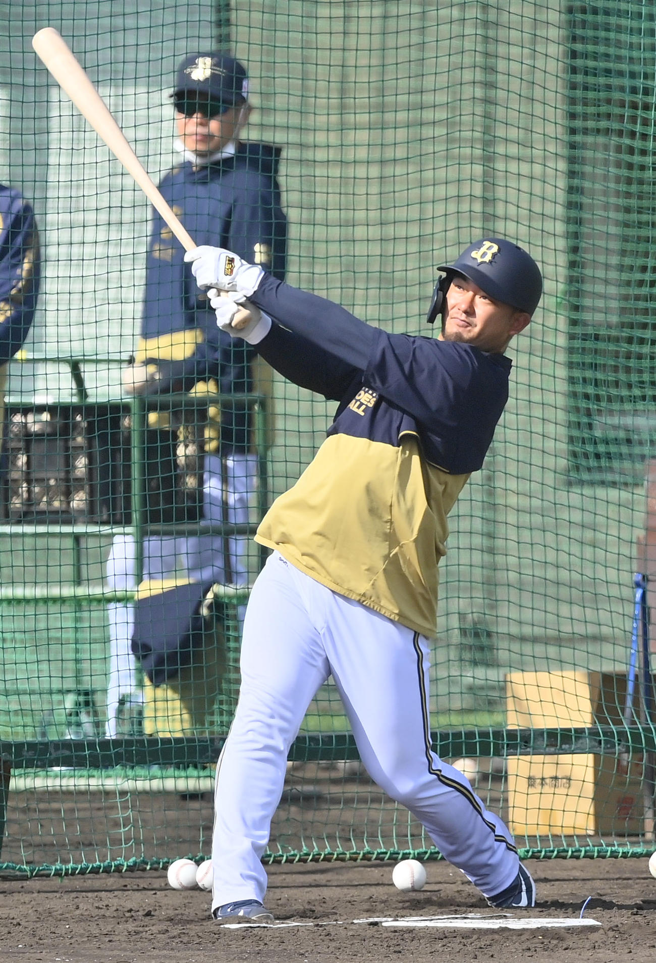 フリー打撃を行うオリックス森、後方は中嶋監督（撮影・和賀正仁）