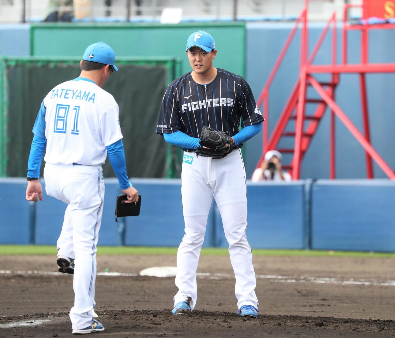 紅白戦　3回に登板し1球で降板する斎藤友（撮影・黒川智章）