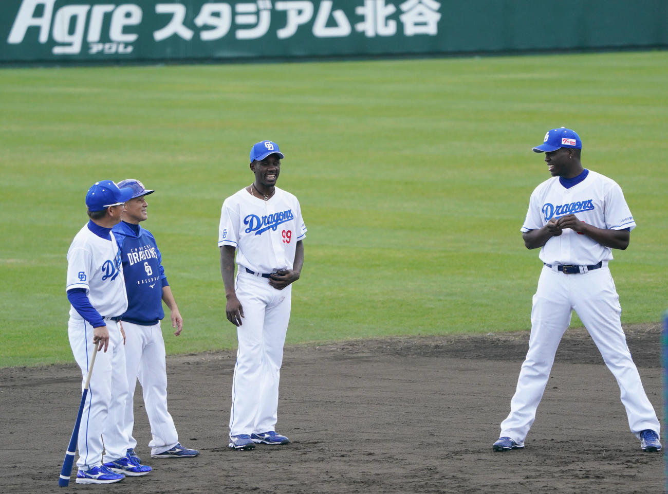 中日立浪監督（左）と言葉を交わす（右から）アキーノ、カリステ（撮影・森本幸一）