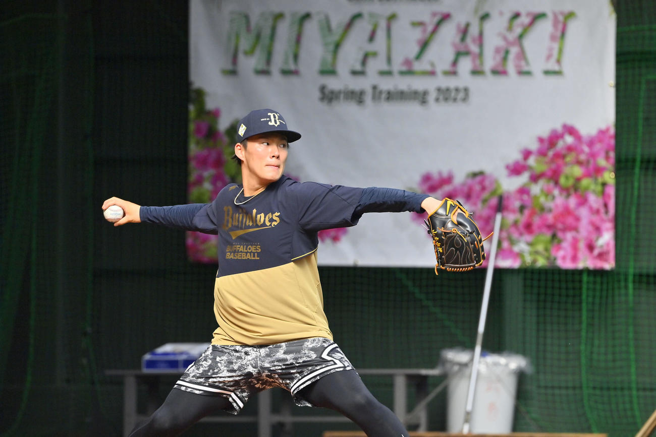 フォームを確認しながらブルペン投球するオリックス山本（撮影・和賀正仁）