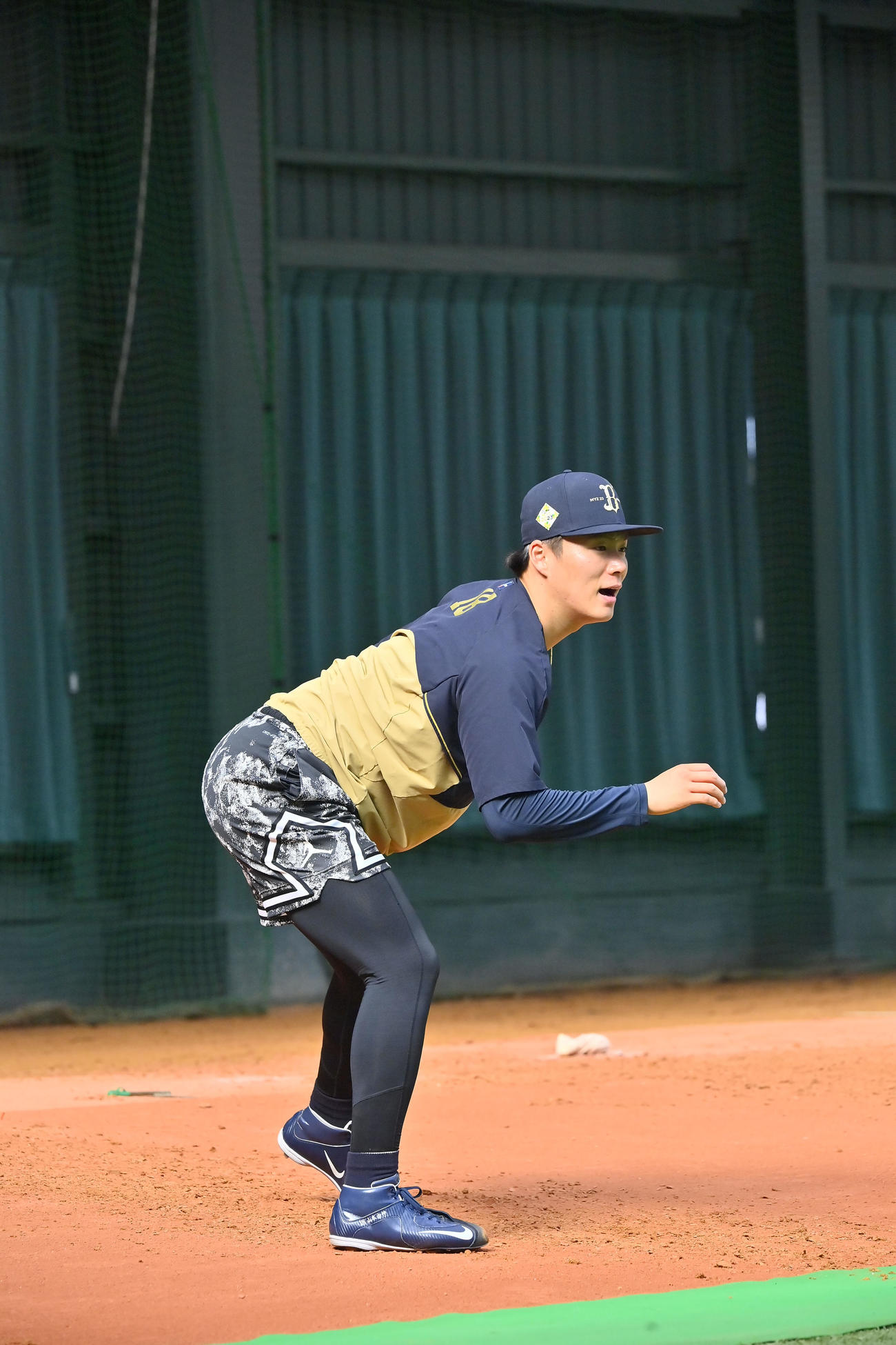 足を高く上げず投げるオリックス山本（撮影・和賀正仁）