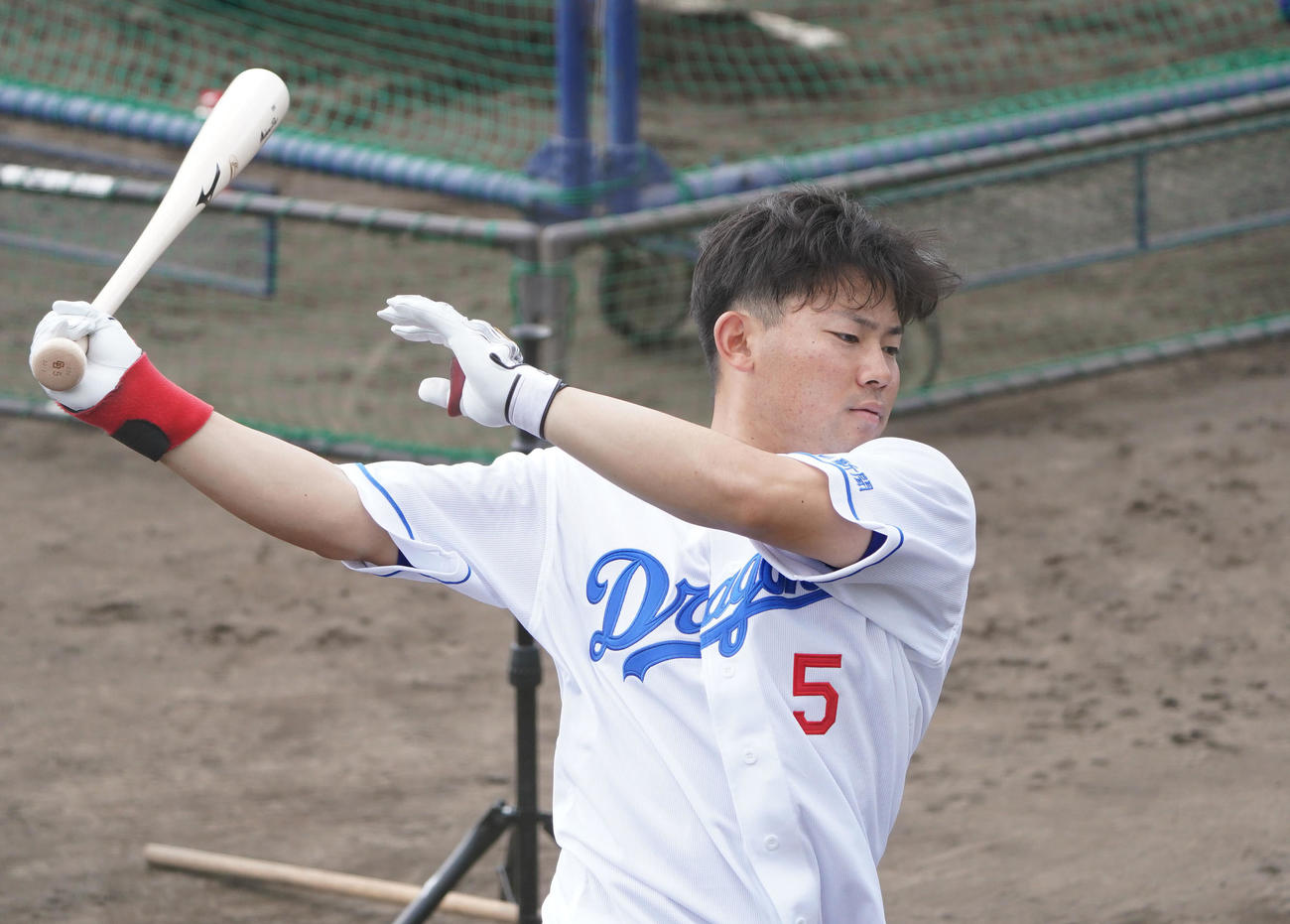 打撃練習をする中日村松（撮影・森本幸一）
