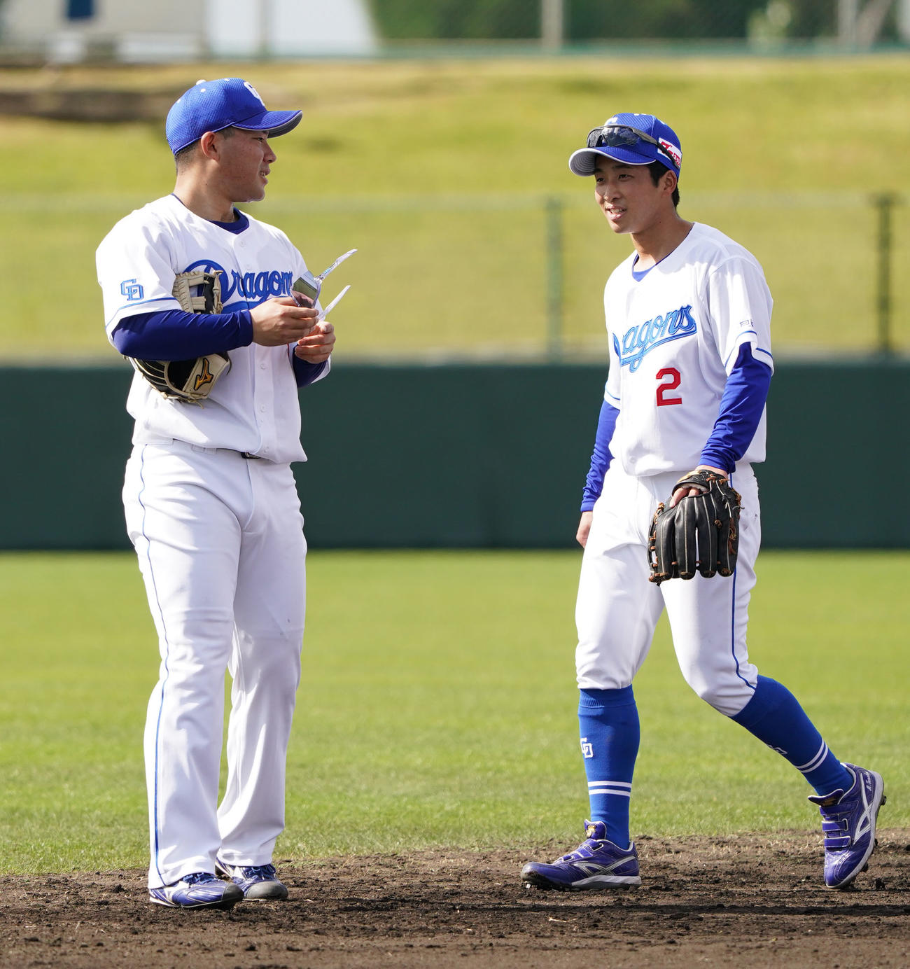 ノックの合間に言葉を交わす（左から）中日村松と田中（撮影・森本幸一）