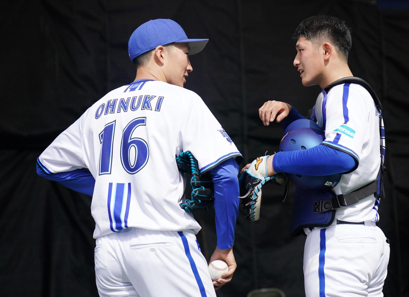 ブルペン投球を終えタッチを交わすDeNA松尾（右）と大貫（撮影・横山健太）