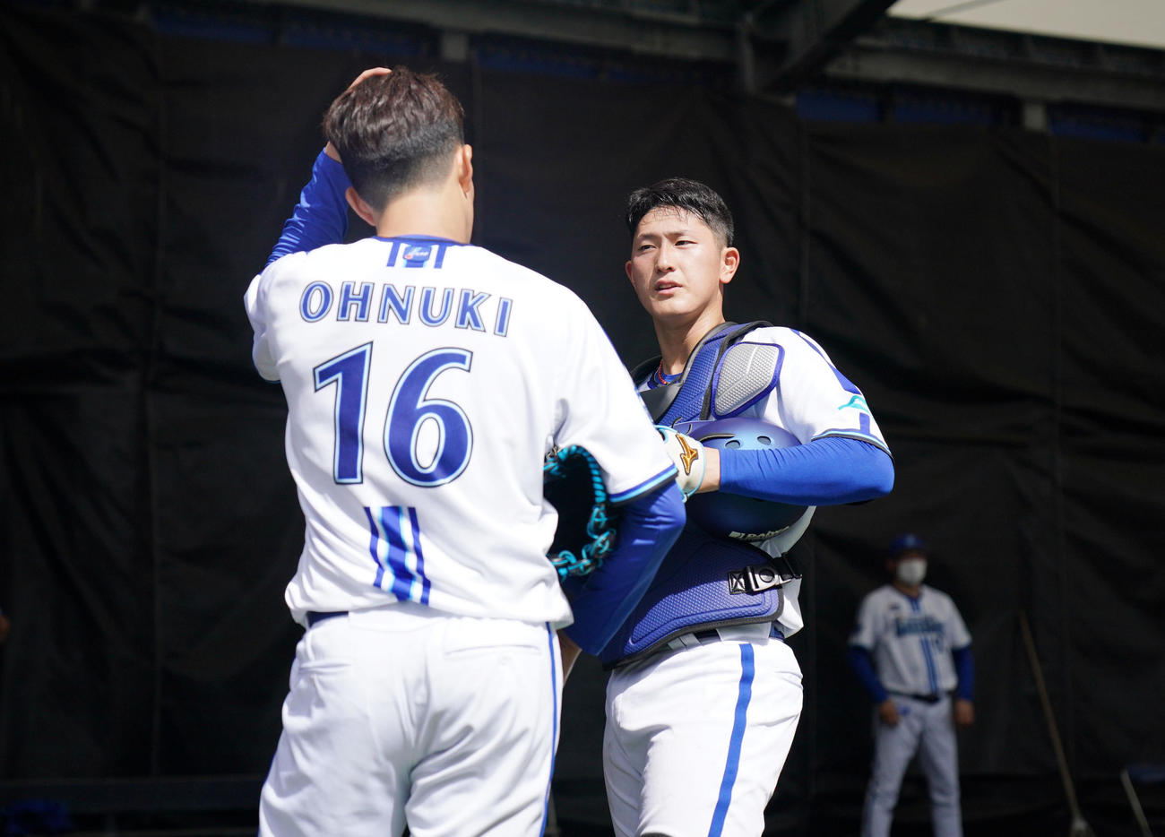 ブルペン投球を終えタッチを交わすDeNA松尾（右）と大貫（撮影・横山健太）