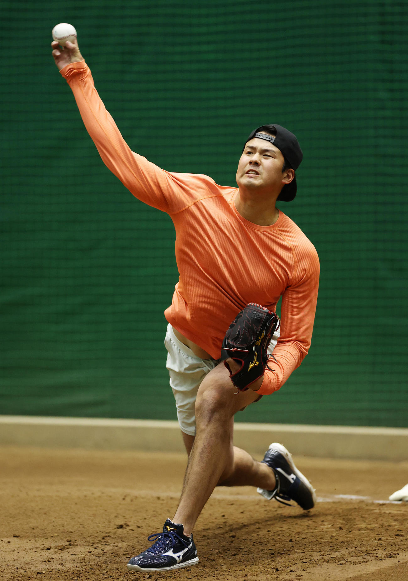 ブルペンで投球する西武渡辺勇（撮影・野上伸悟）