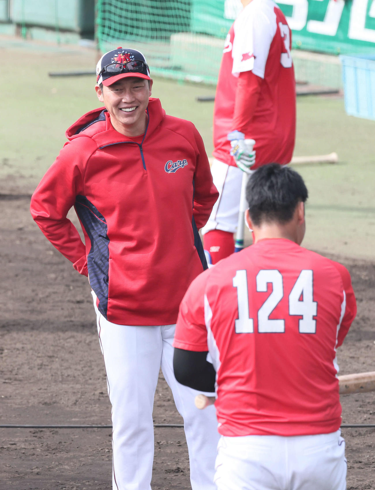 広島日南キャンプ　打撃練習する木下と話す新井監督（撮影・加藤孝規）