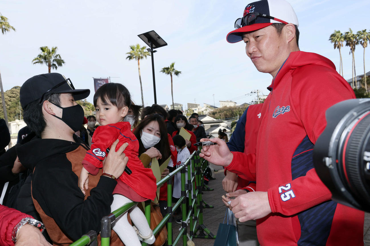 ファンにサインをする新井監督（撮影・加藤孝規）
