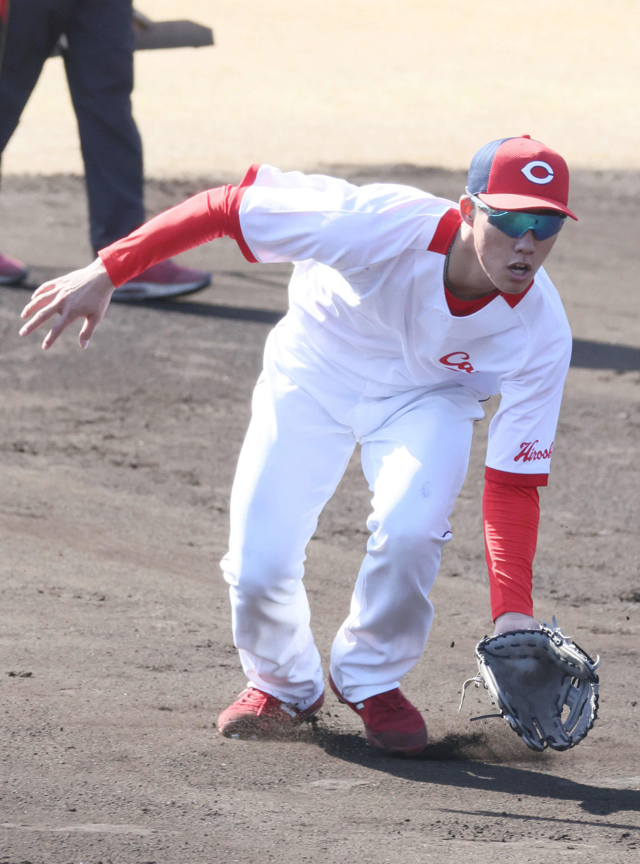 内野でノックを受ける二俣（撮影・加藤孝規）