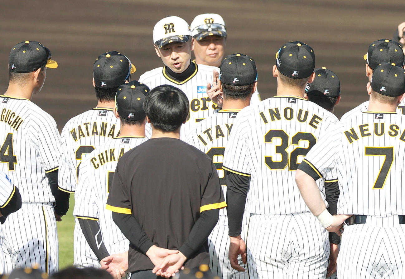 選手らに話す今岡打撃コーチ（中央左）（撮影・上山淳一）