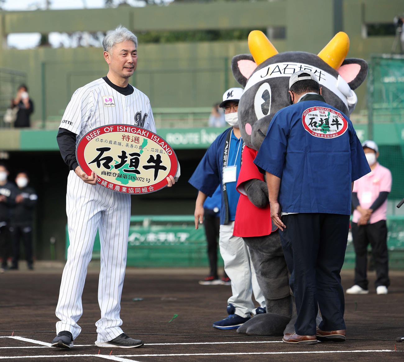 歓迎セレモニーに臨むロッテ吉井監督（撮影・河田真司）