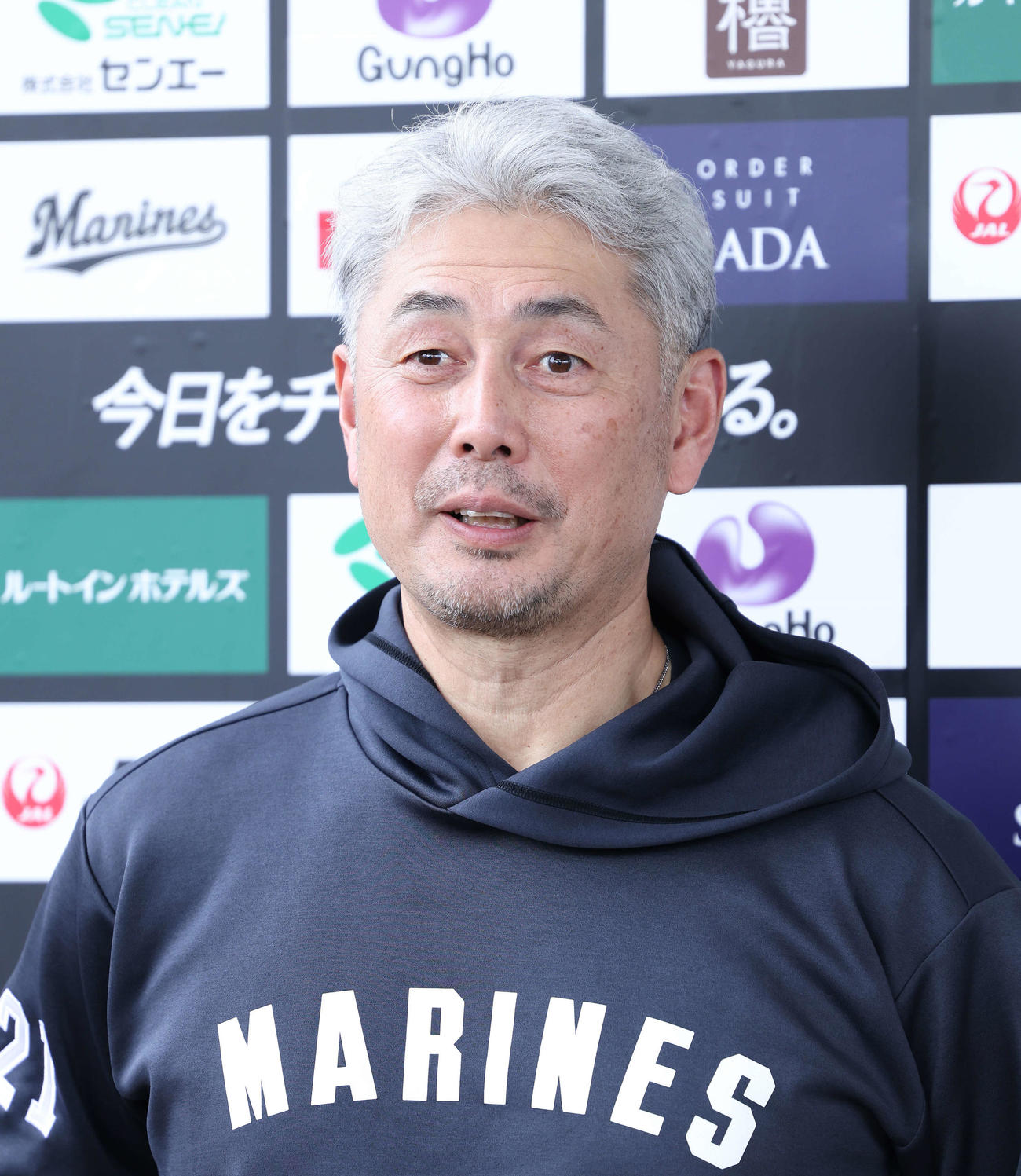 記者の質問に答えるロッテ吉井監督（撮影・河田真司）