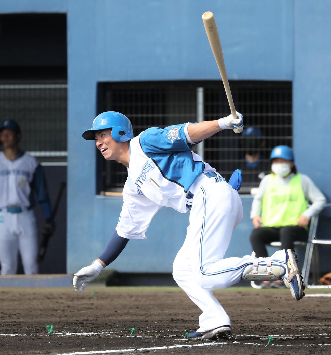 1回裏2死、左前打を放つ日本ハム松本剛（撮影・黒川智章）