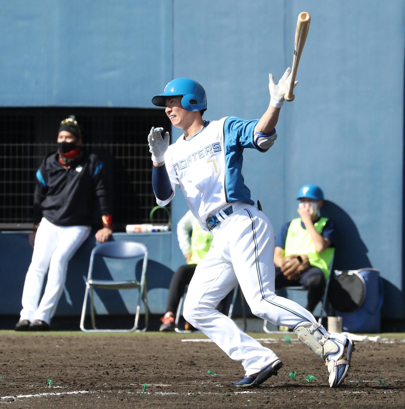 4回裏無死、中前打を放つ日本ハム松本剛（撮影・黒川智章）