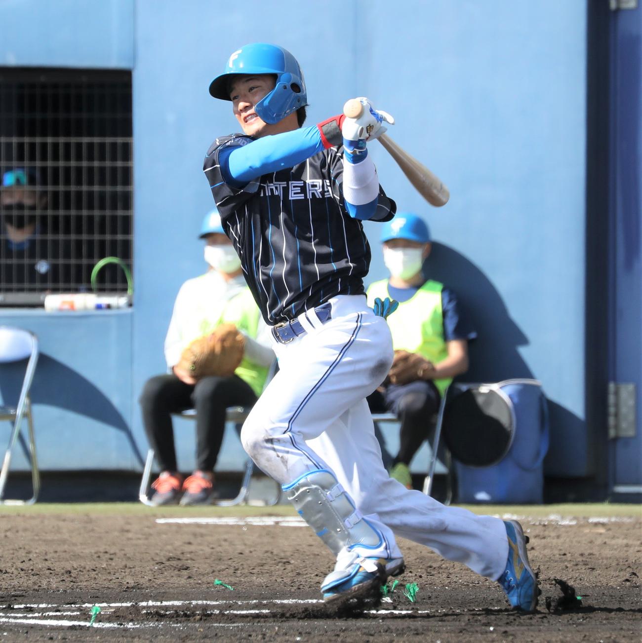 5回表1死、左翼線に二塁打を放つ日本ハム奈良間（撮影・黒川智章）