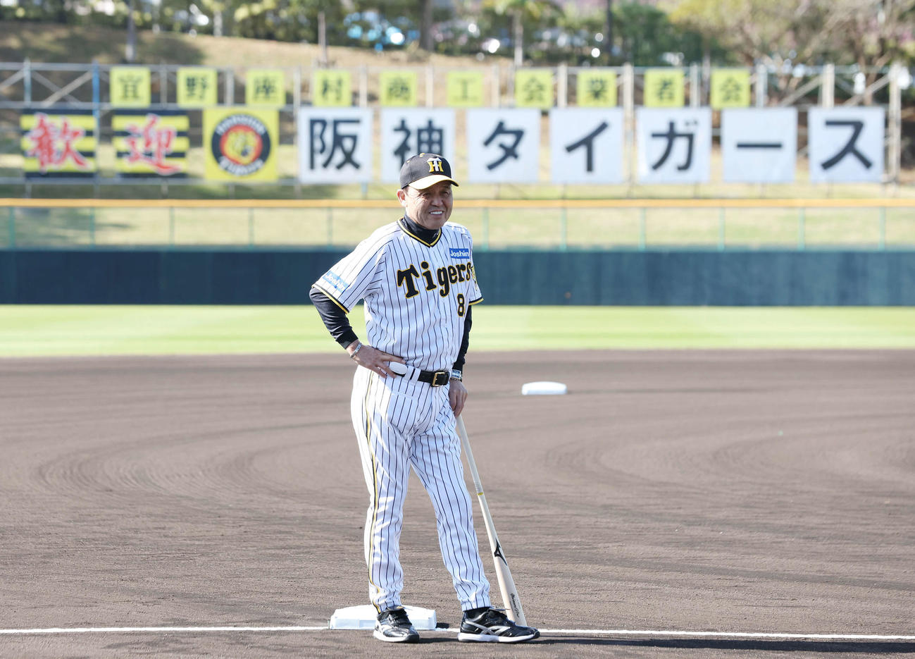 笑顔で練習を見守る阪神岡田監督（撮影・前田充）