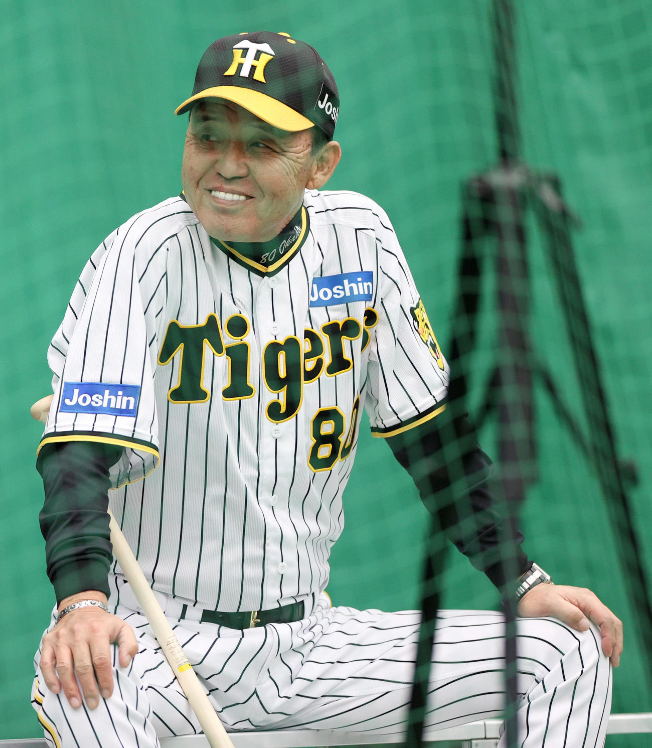 ブルペンで笑顔を見せる阪神岡田監督（撮影・上山淳一）